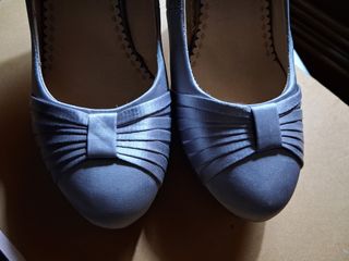 Zapatos de tacón plateados nuevos.