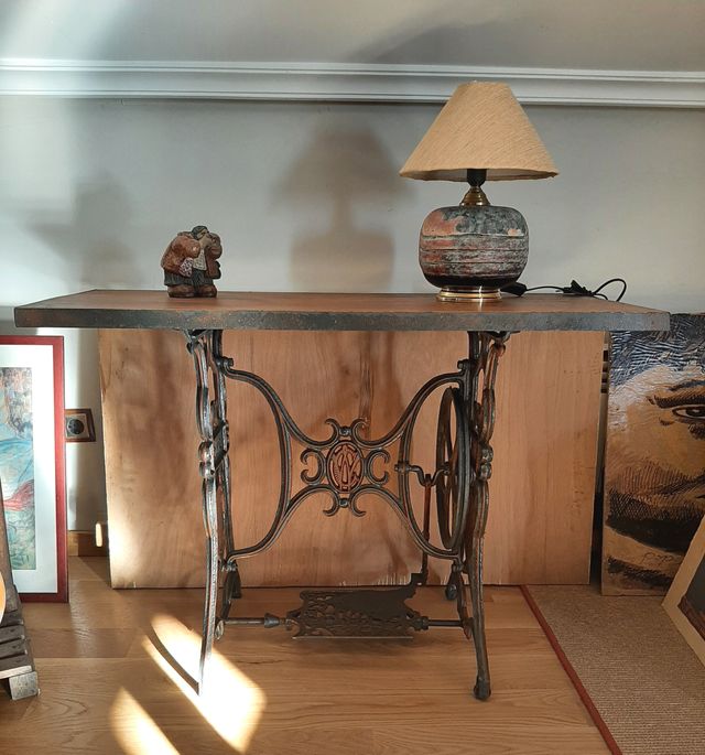 Mesa hierro fundido y tablero madera macizo.