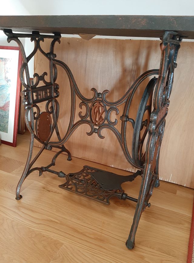 Mesa hierro fundido y tablero madera macizo.