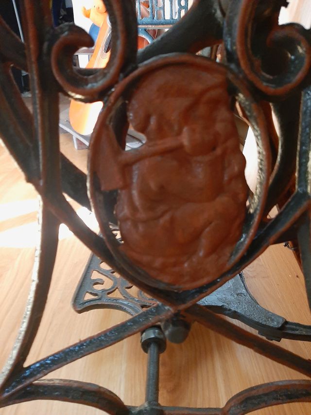 Mesa hierro fundido y tablero madera macizo.