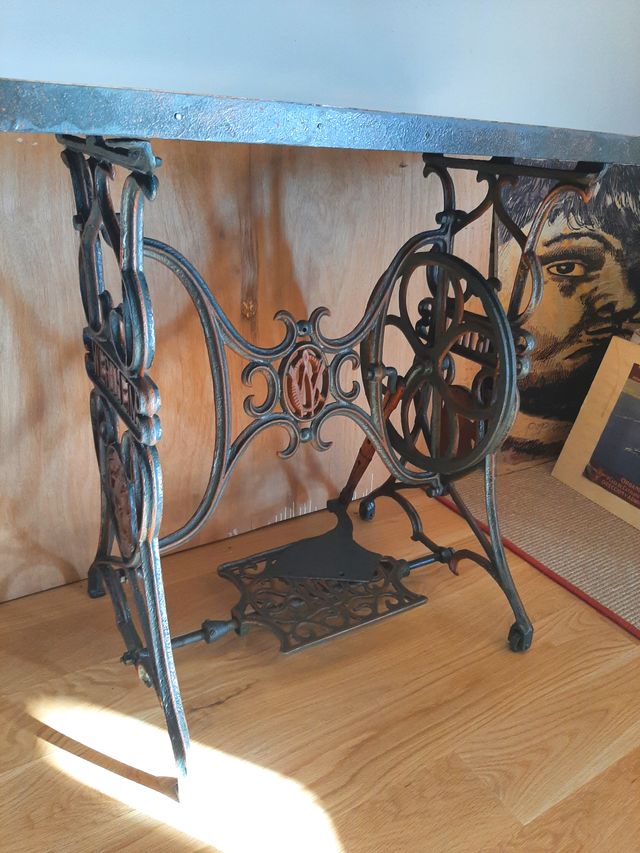 Mesa hierro fundido y tablero madera macizo.