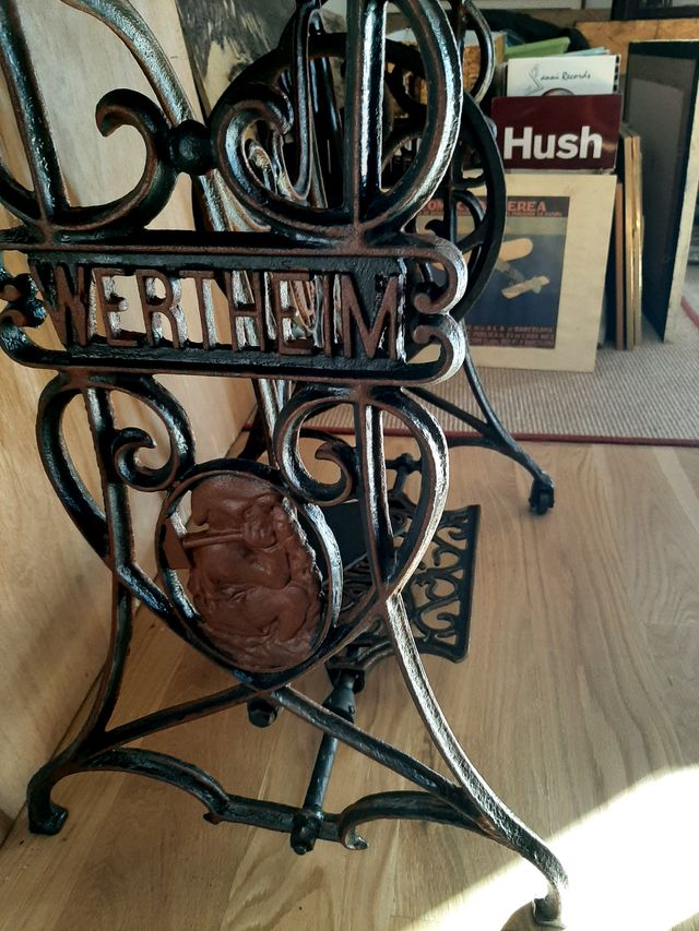 Mesa hierro fundido y tablero madera macizo.