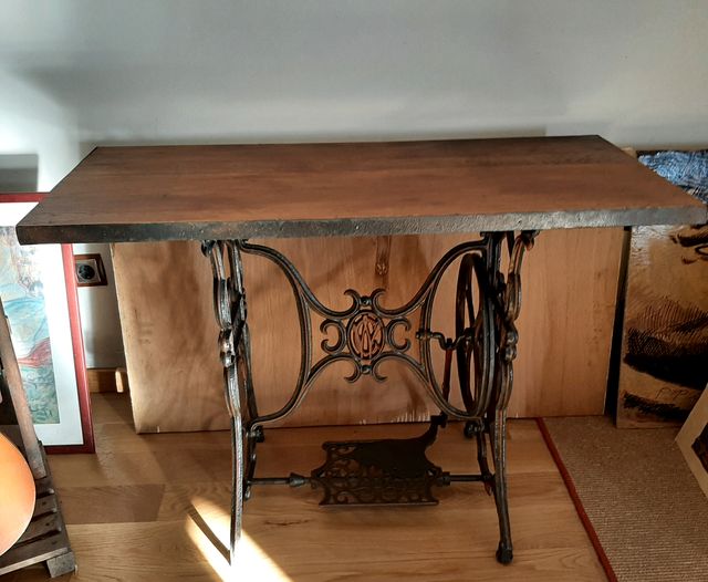 Mesa hierro fundido y tablero madera macizo.