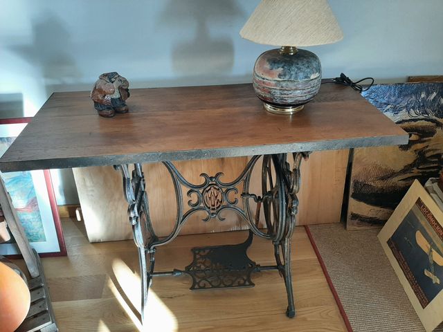 Mesa hierro fundido y tablero madera macizo.