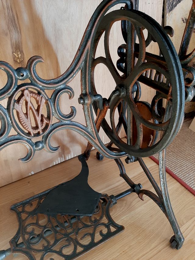 Mesa hierro fundido y tablero madera macizo.