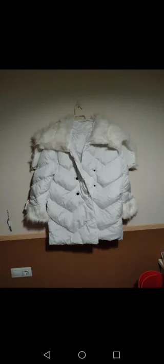 Chaqueta plumífero blanco con pelo