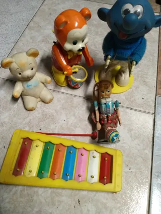 Un sacco di vecchi giocattoli.
