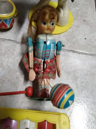 Un sacco di vecchi giocattoli.