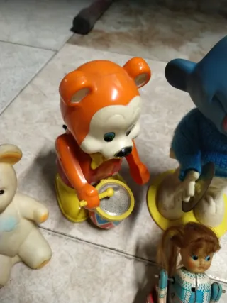 Un sacco di vecchi giocattoli.