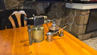 Lote antigüedades: soplete, hornillo, cafetera.
