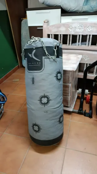 Saco de boxeo marca Domyos.
