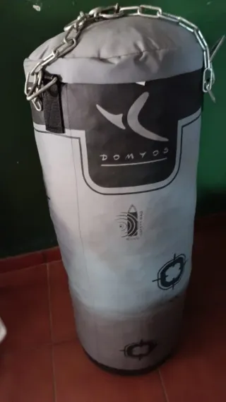 Saco de boxeo marca Domyos.
