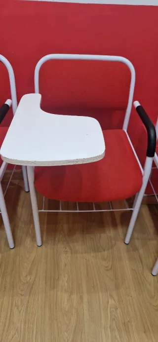 Vengono vendute 15 scrivanie. In perfette condizioni