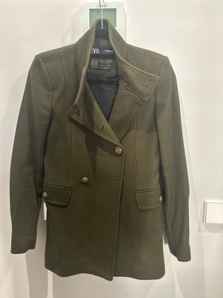 Abrigo Zara verde militar