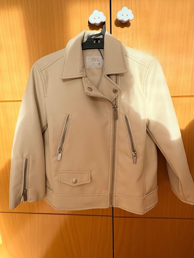 Cazadora efecto piel niña Zara