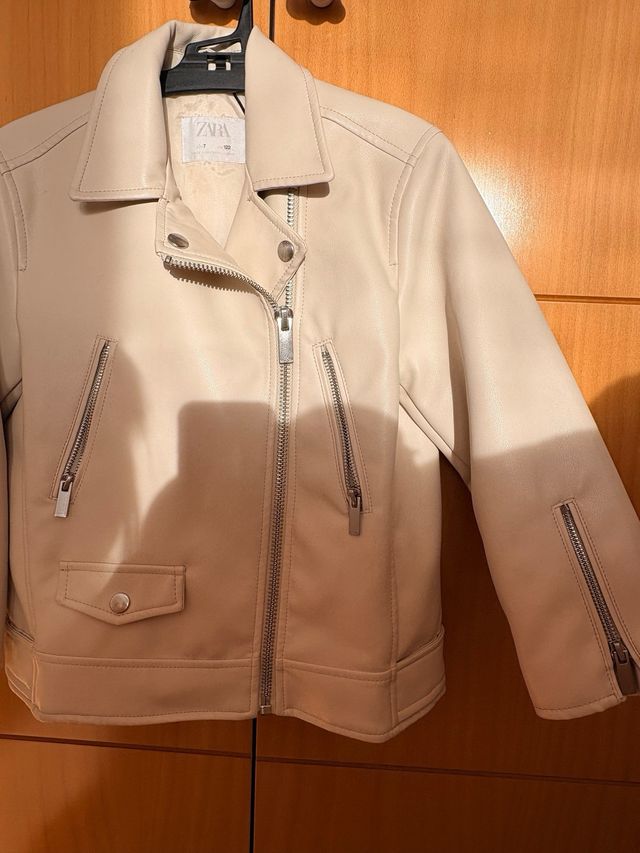 Cazadora efecto piel niña Zara