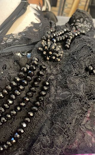 Mono de fiesta negro con pedrería
