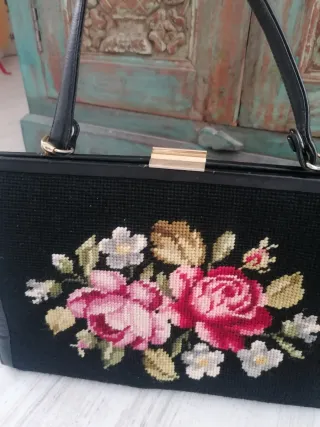 Bolso de mano bordado floral negro