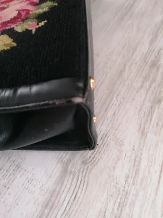 Bolso de mano bordado floral negro