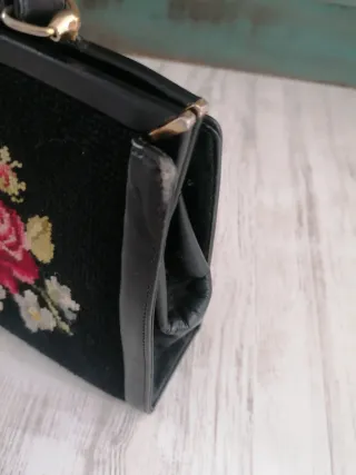 Bolso de mano bordado floral negro