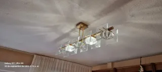 Lámpara de techo dorada y cristal