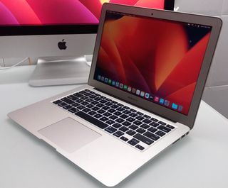 MACBOOK AIR  13”  i5  SSD 121 GB + cargador       