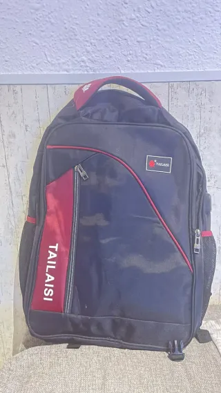 Mochila Negra y Roja con Cargador