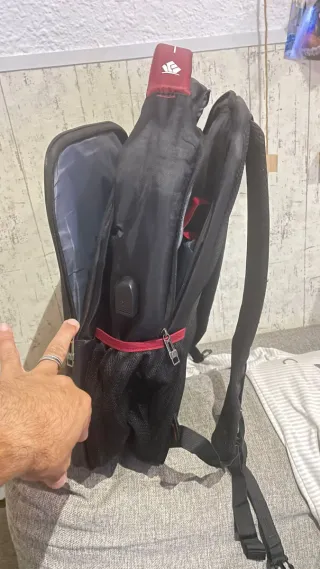 Mochila Negra y Roja con Cargador
