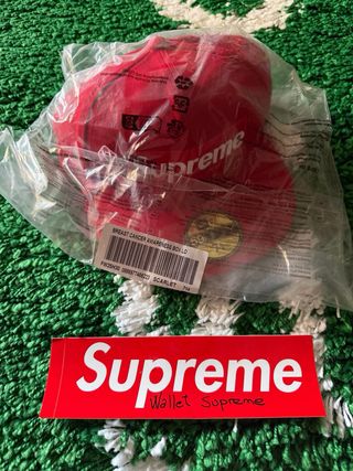 Gorra Supreme x New Era BCA Fitted – Roja (FW25)