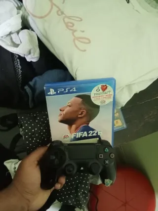 Mando PS4 + Juego FIFA 22