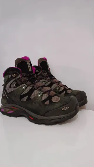 Botas de montaña Salomon negras y moradas
