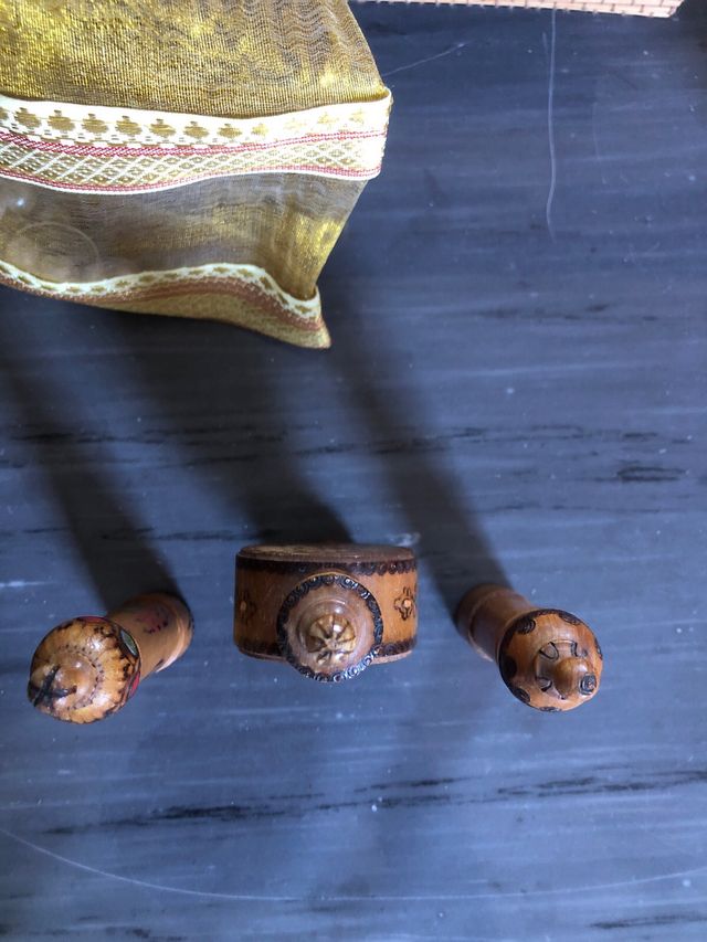 Piccole boccette profumo legno decorate