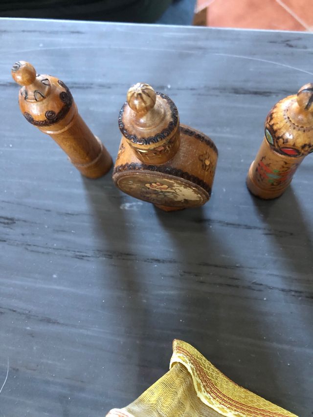 Piccole boccette profumo legno decorate