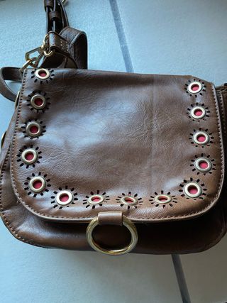 Bolso marrón con detalles