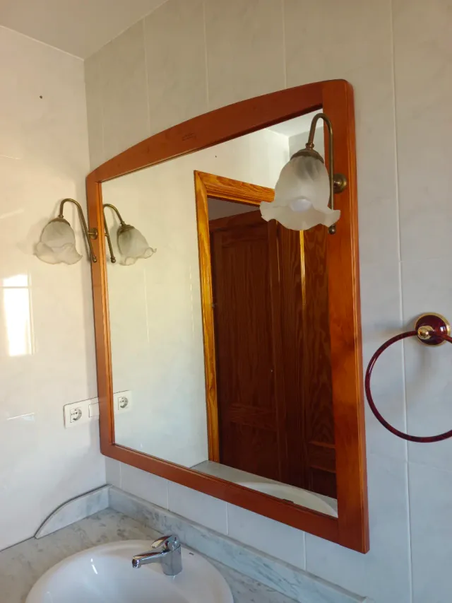 Espejo de baño con marco de madera