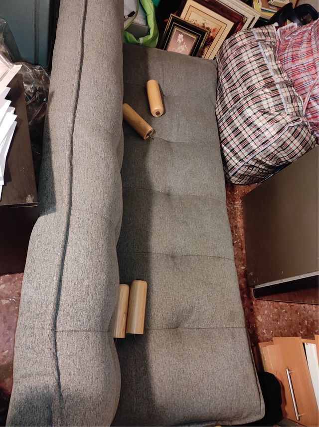 Sofá cama gris tela y madera