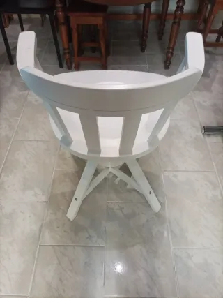 Sillón de madera blanco giratorio y elevador