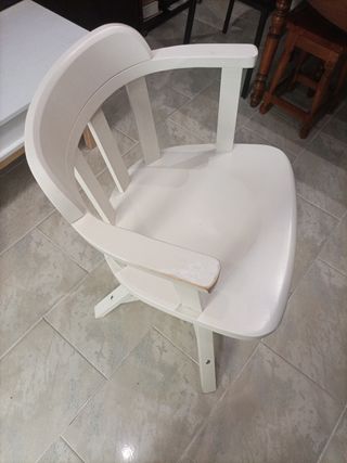 Sillón de madera blanco giratorio y elevador