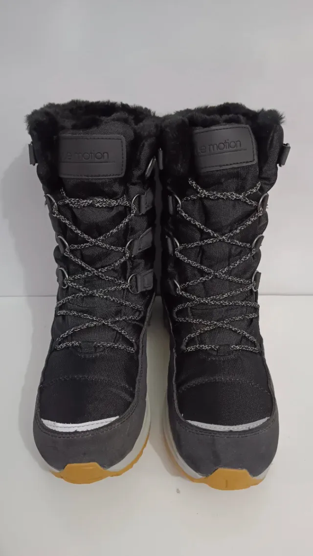 Botas de nieve negras y grises