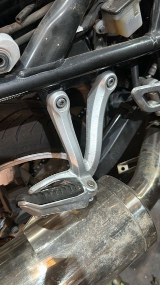 Estribera derecha con soporte Suzuki GSX 650 F