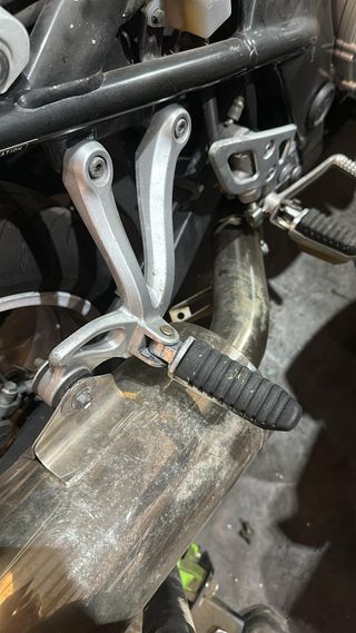 Estribera derecha con soporte Suzuki GSX 650 F