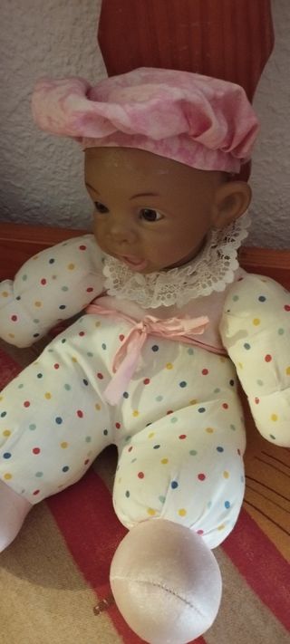 Muñeca vintage bebé con gorro rosa