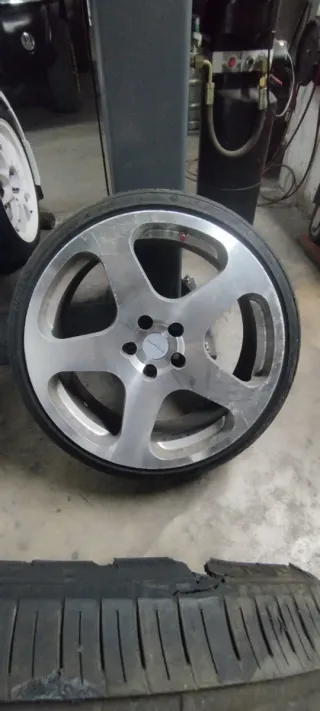  4 Llantas de aleación plateadas