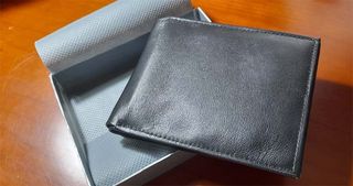 Cartera de piel negra