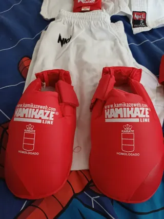 Kimono NKL y protecciones KAMIKAZE Karate.
