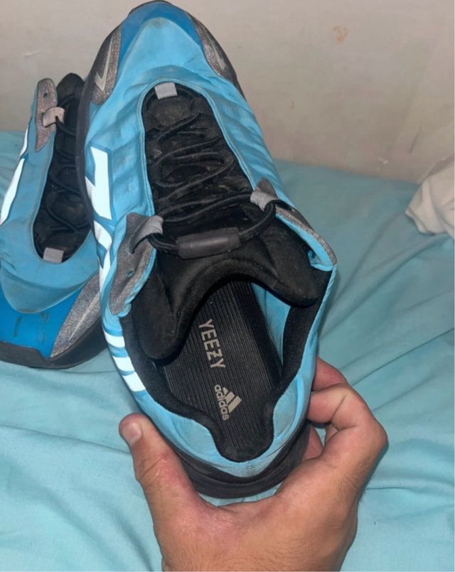 Adidas Yeezy 700
