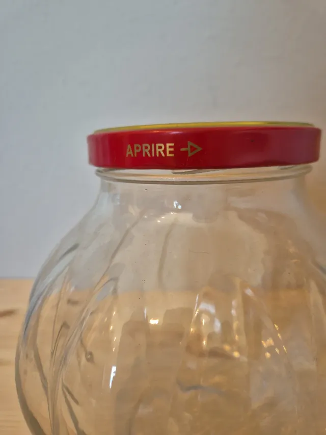 Antico barattolo in vetro con coperchio rosso