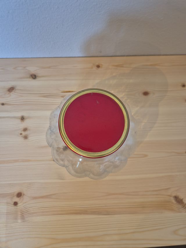Antico barattolo in vetro con coperchio rosso