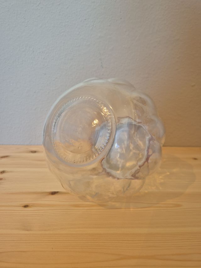 Antico barattolo in vetro con coperchio rosso