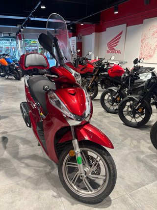 Urge vender, Honda SH300i del año 2020.